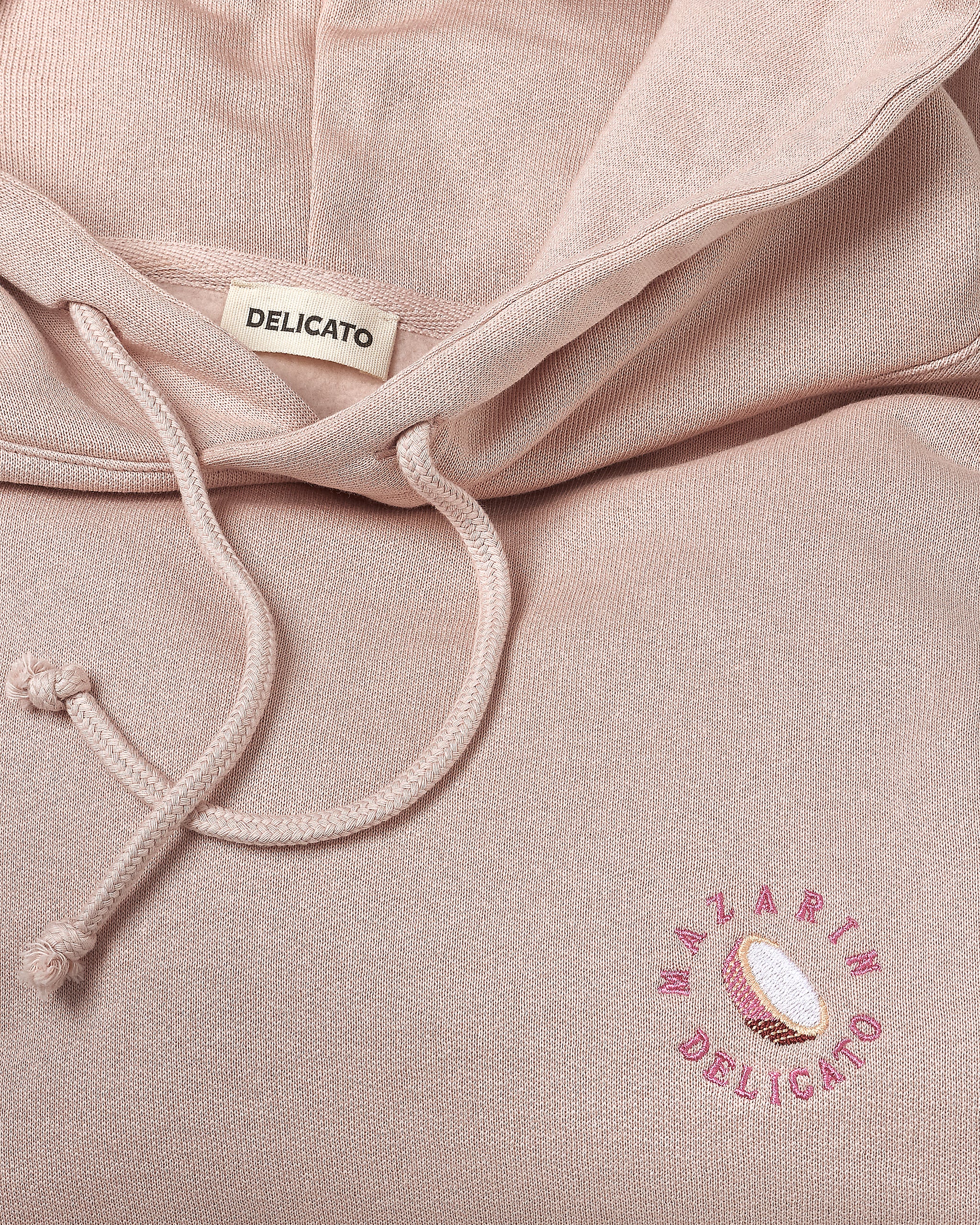 Delicato_Detail_Hoodie_Mazarin_2048px.jpg