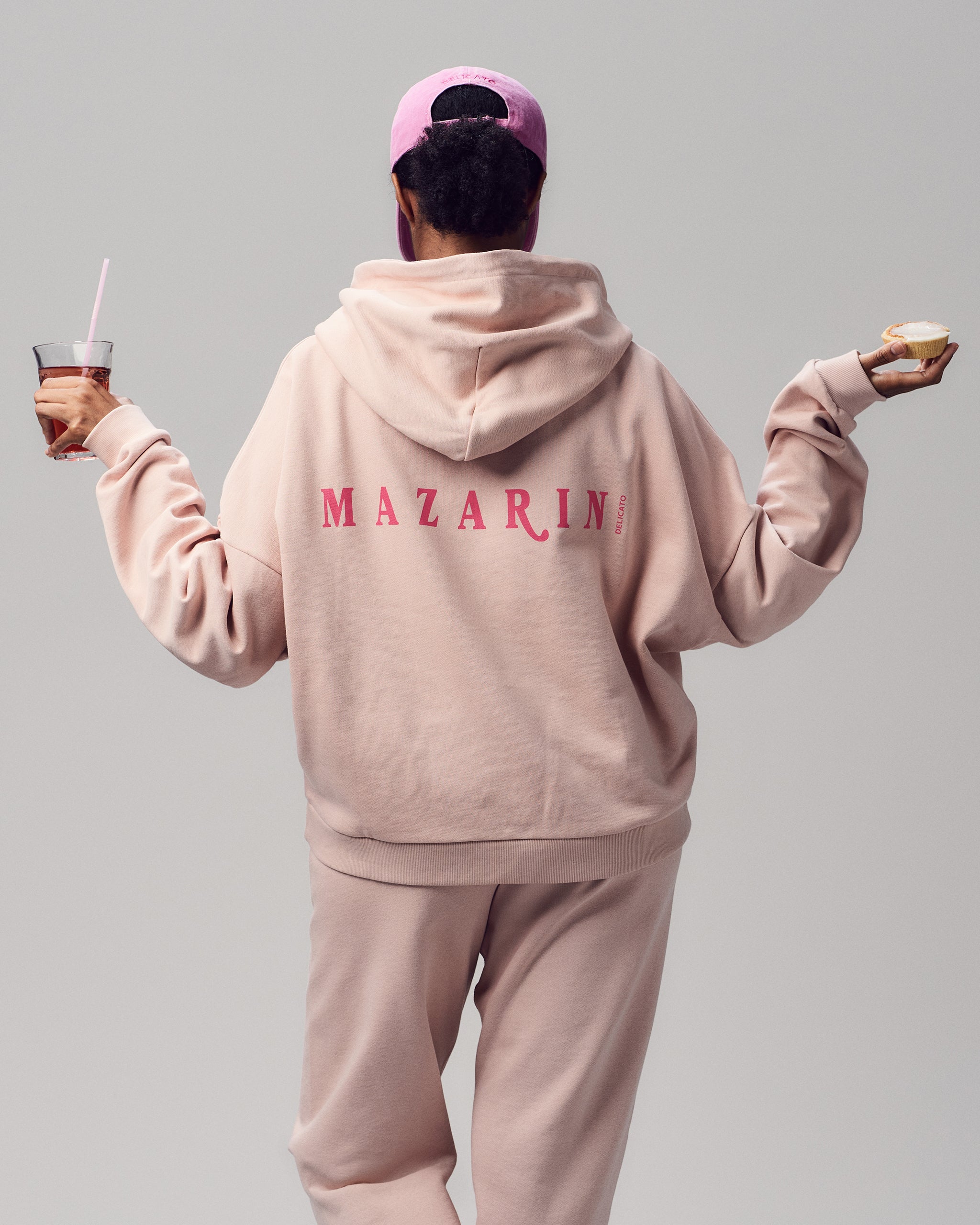 Delicato_Modell_Hoodie_Bak_Mazarin_2048px.jpg