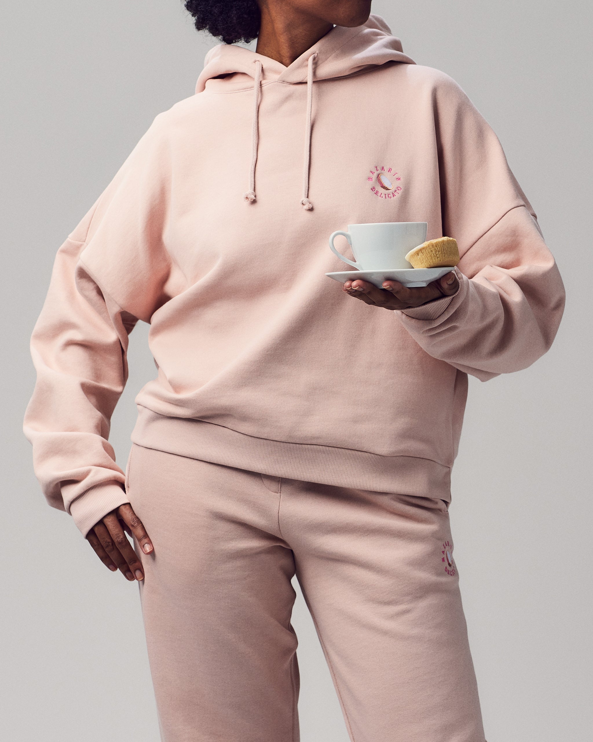 Delicato_Modell_Hoodie_Fram_Mazarin_2048px.jpg